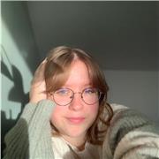 Cours de soutien scolaire à des enfants en primaire